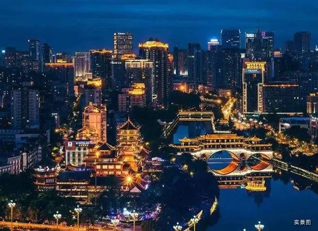 2035年，澳门新篇章的璀璨之夜