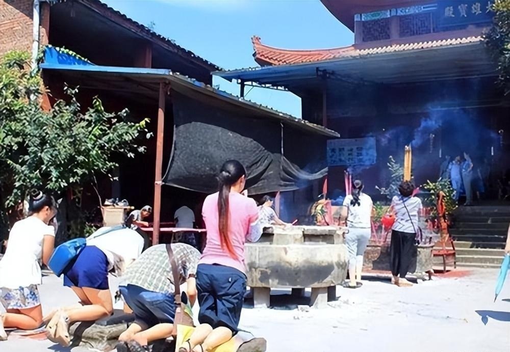 男子彩票未中奖，带儿子连砸7处寺庙，背后的心理剖析与反思